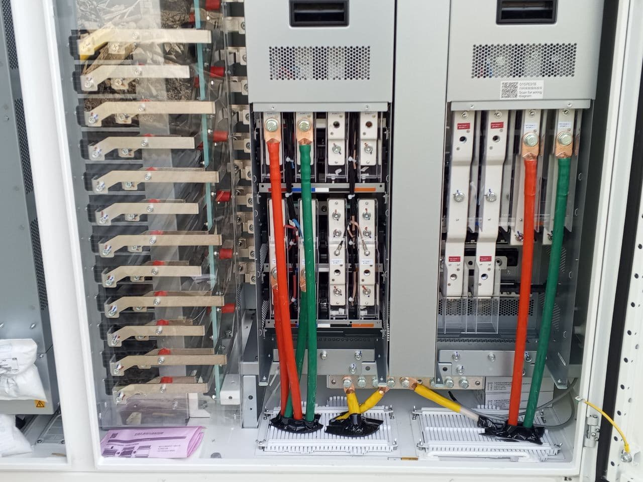 Power cabinet fuse rows and busbar assembly