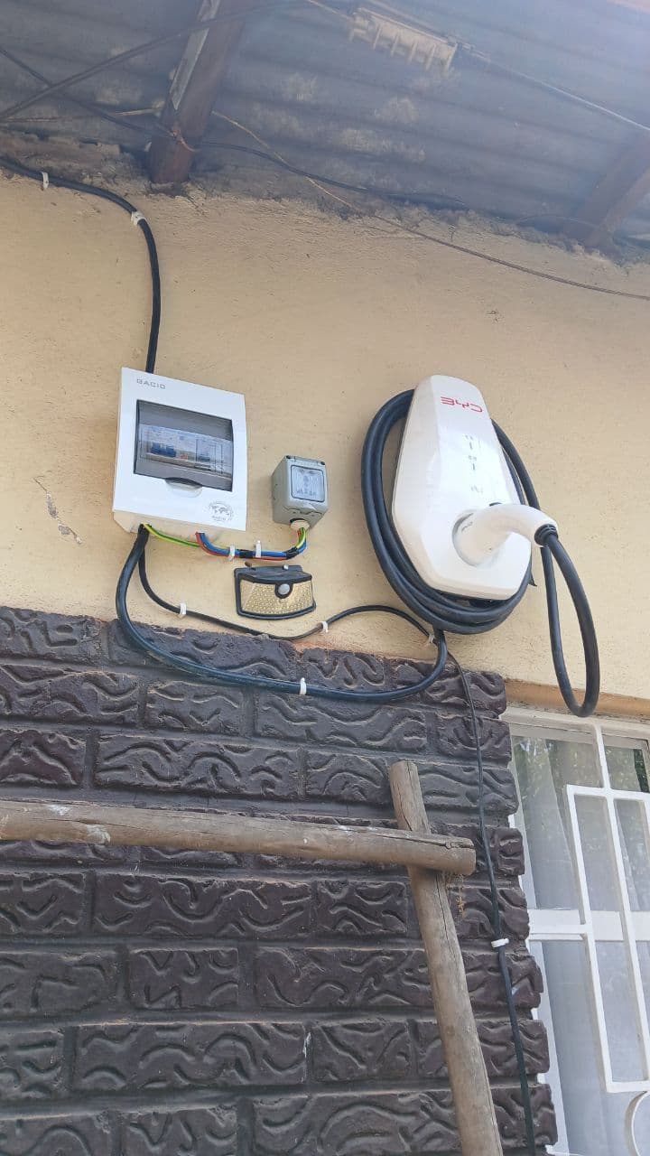 Wallbox with distribution board and meter