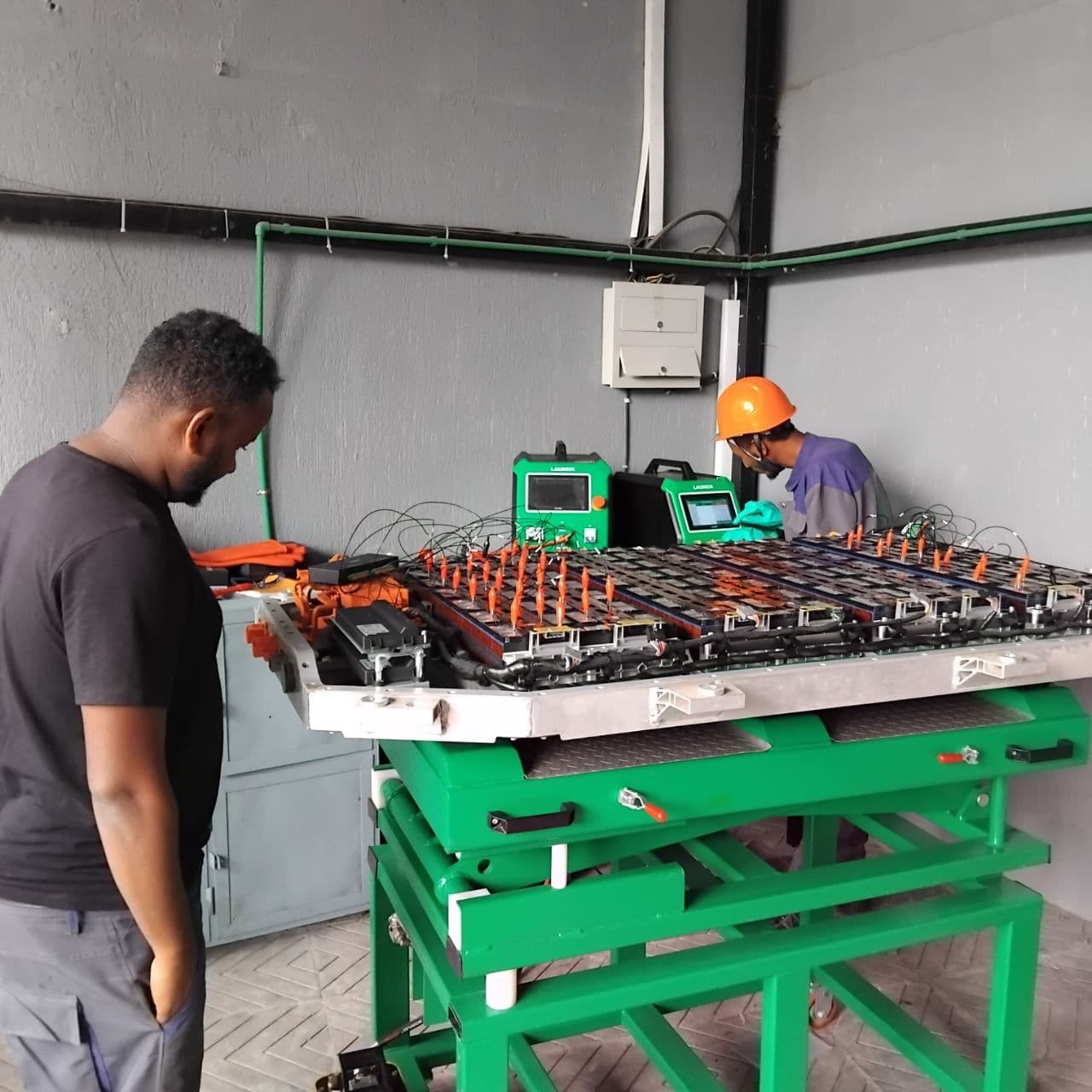 Two-technician pack service session