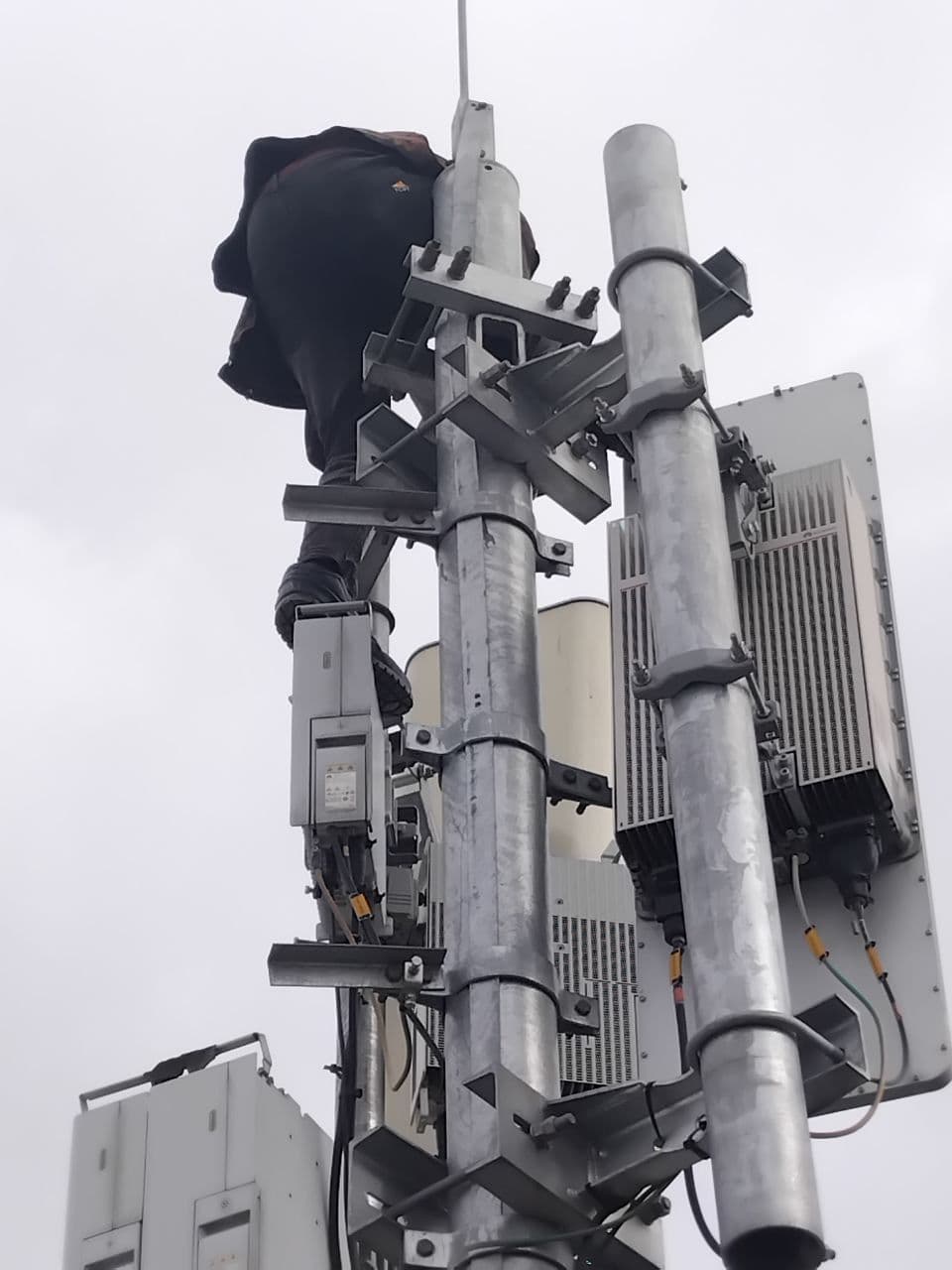Antenna brackets on the monopole