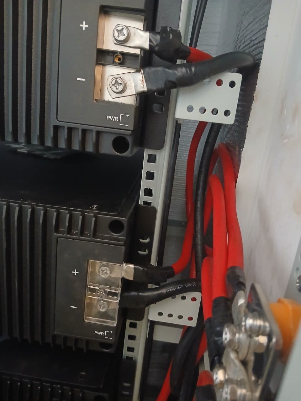 DC busbar connections